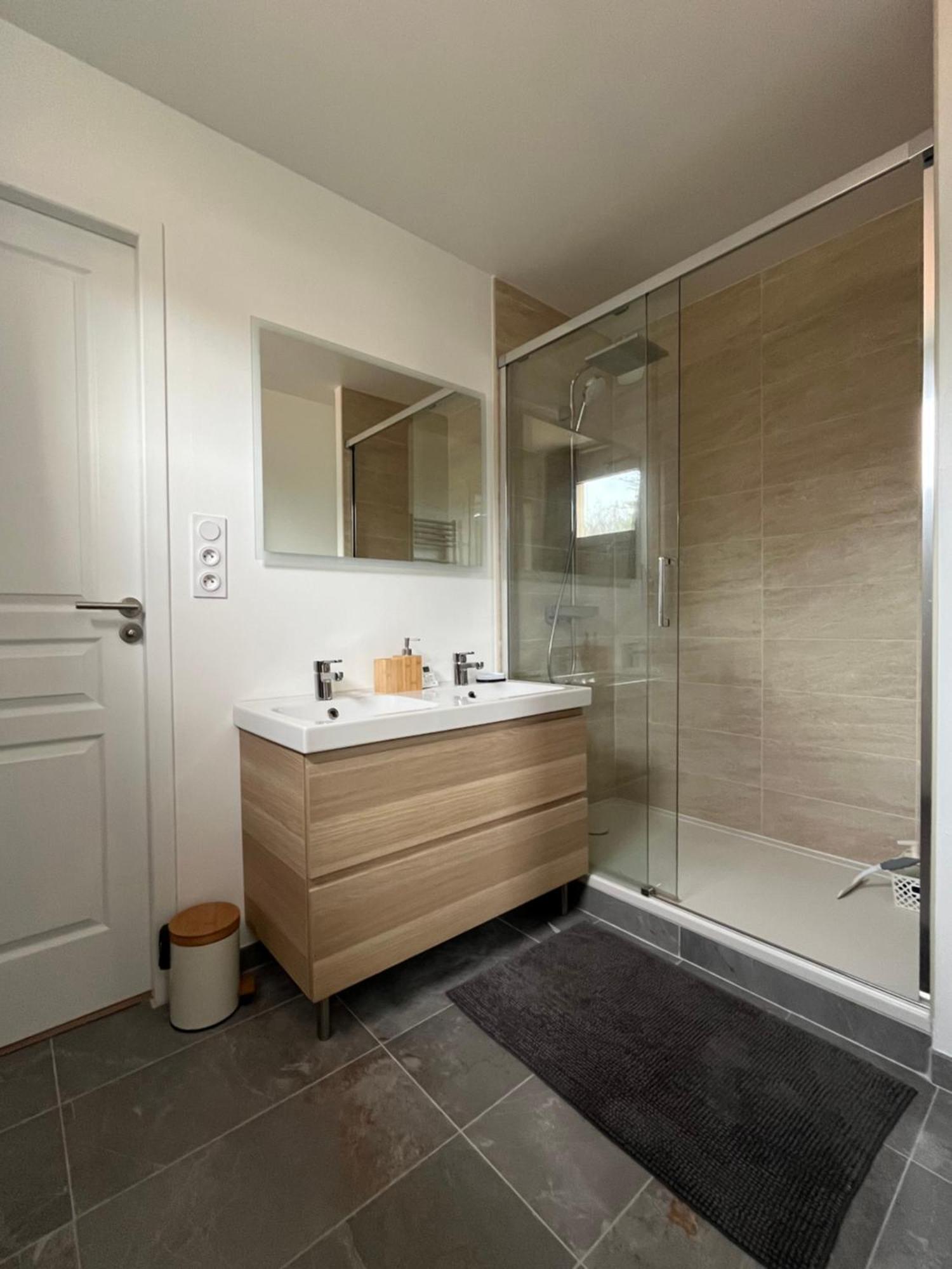 Appartement Cosy Et Confortable サン・ジュニ・ラヴァル エクステリア 写真